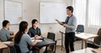 Giáo viên hướng dẫn trên bảng